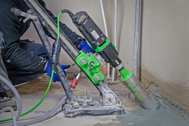 Eibenstock Carotteuse Béton 10.094.52 Jeu De Forets Diamantés DBE 182 2300 W - Forage Jusqu'à 202 Mm 5 Eibenstock Carotteuse Béton 10.094.52 Jeu De Forets Diamantés DBE 182 2300 W - Forage Jusqu'à 202 Mm – Image 3